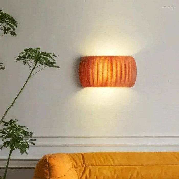 Stylish Art Deco ribbed wall sconce in resin