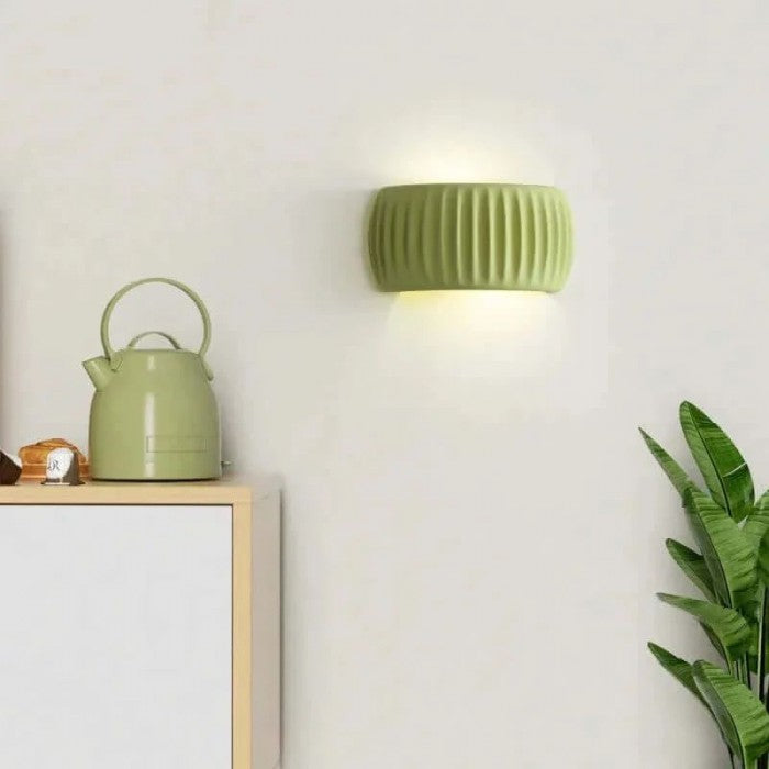 Stylish Art Deco ribbed wall sconce in resin